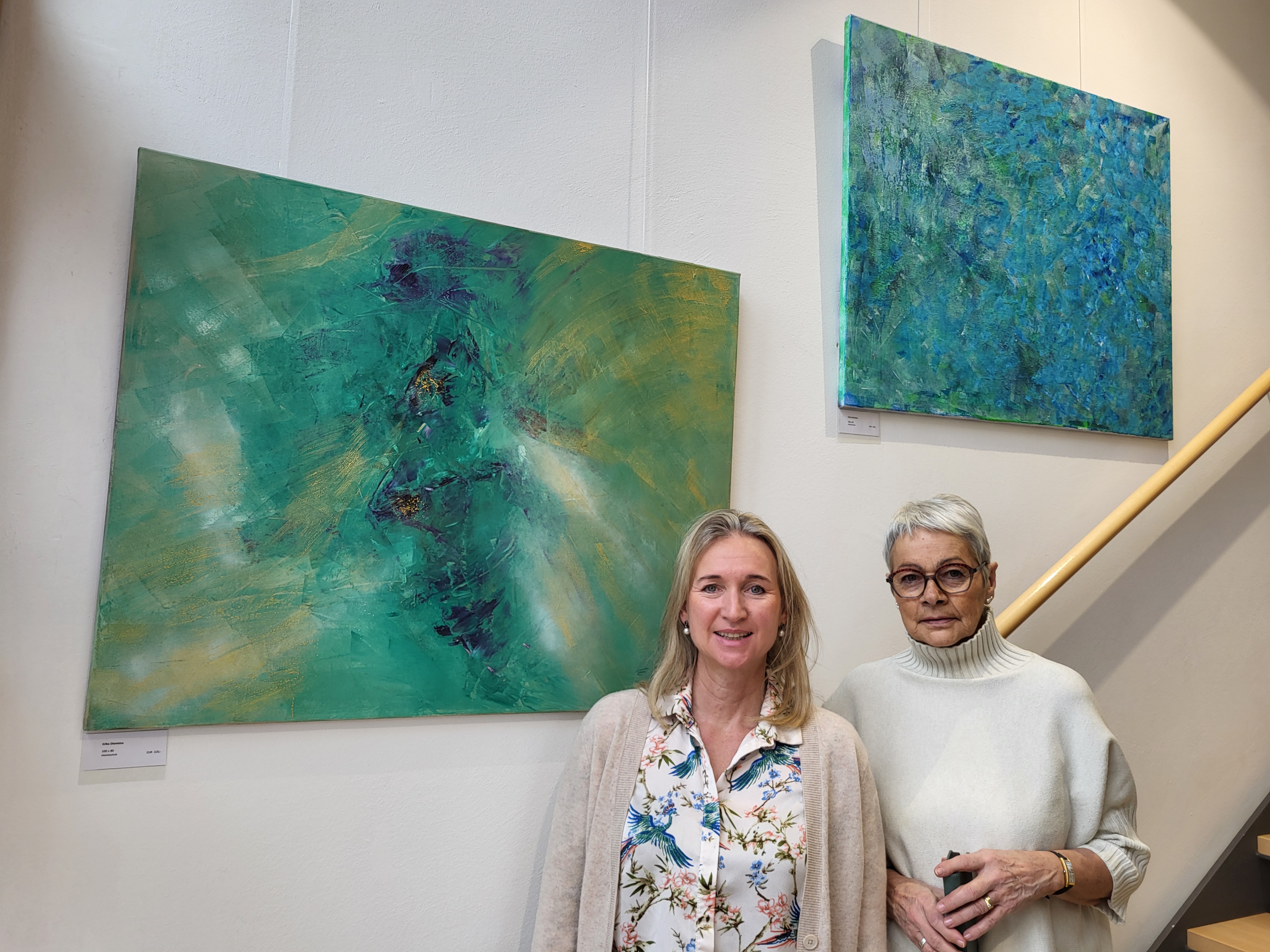Susanne Noss und Erika Dionisius sind zwei der drei Künstlerinnen, deren Werke bis August in der Bücherei Aichwald zu sehen sind