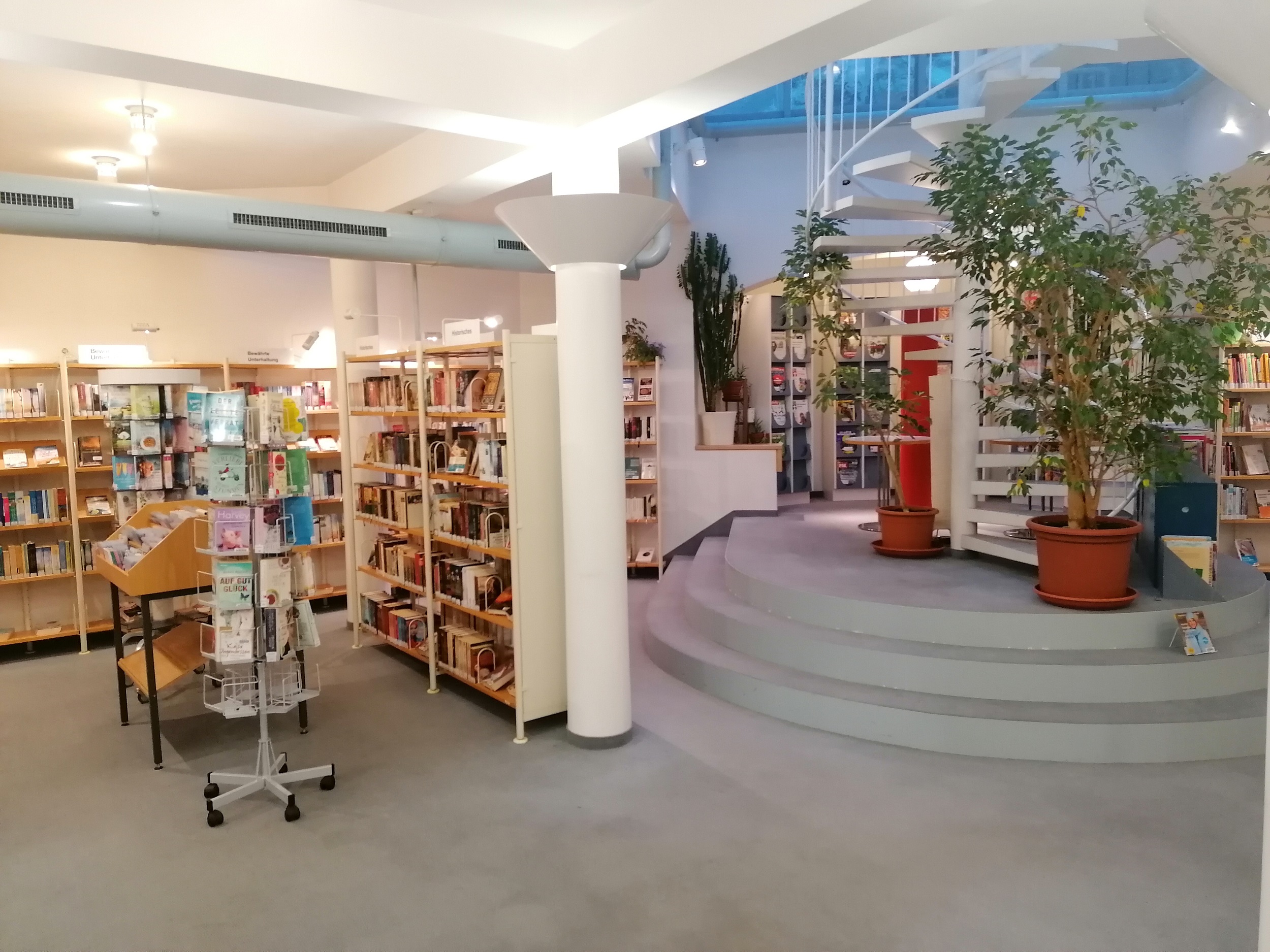 Eine Bücherei von innen mit vielen Bücherregalen