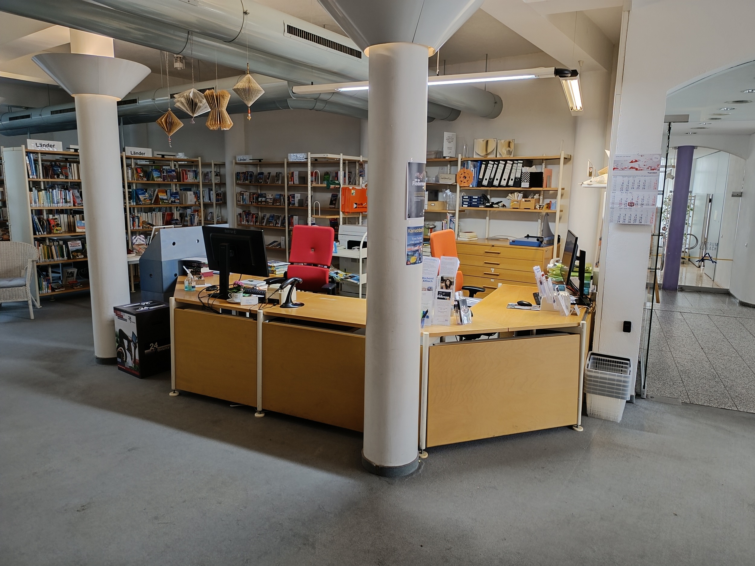 Eine Bücherei von innen mit vielen Bücherregalen