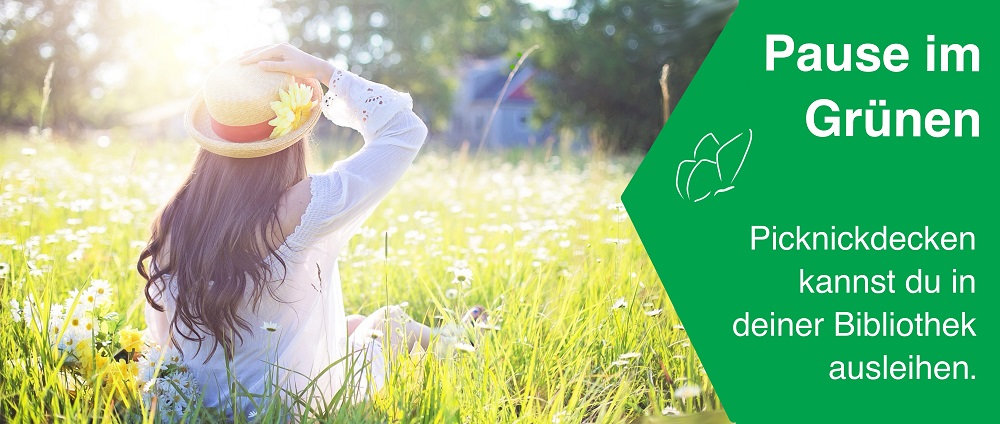 Junge Frau auf Wiese Text Pause im Grünen