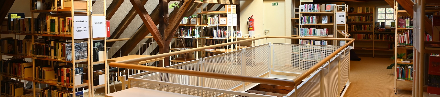 Obergeschoss mit Bücherregale