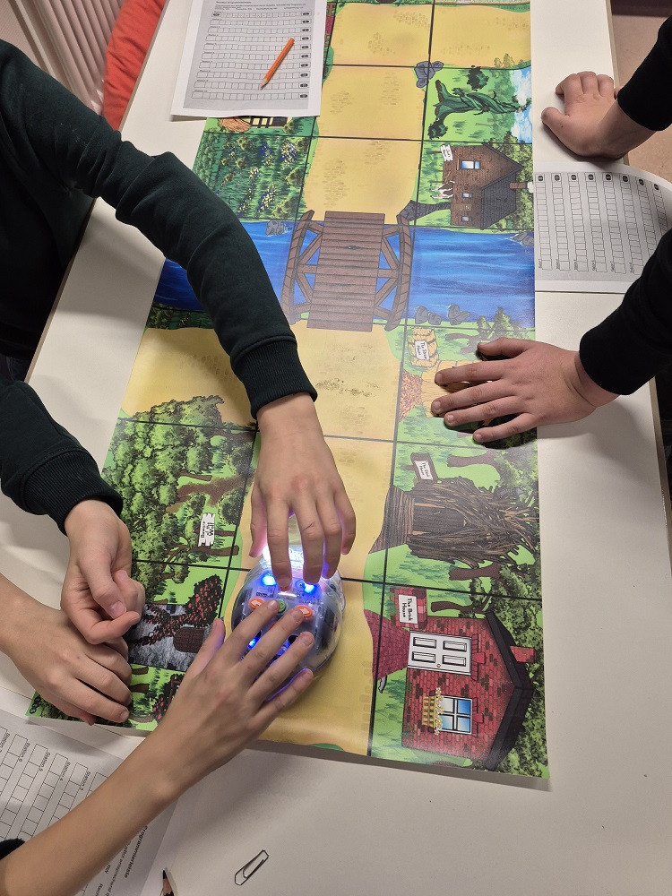 Bold mit Straße durch Wald auf dem elektrische Maus von Kinderhänden gefahren wird