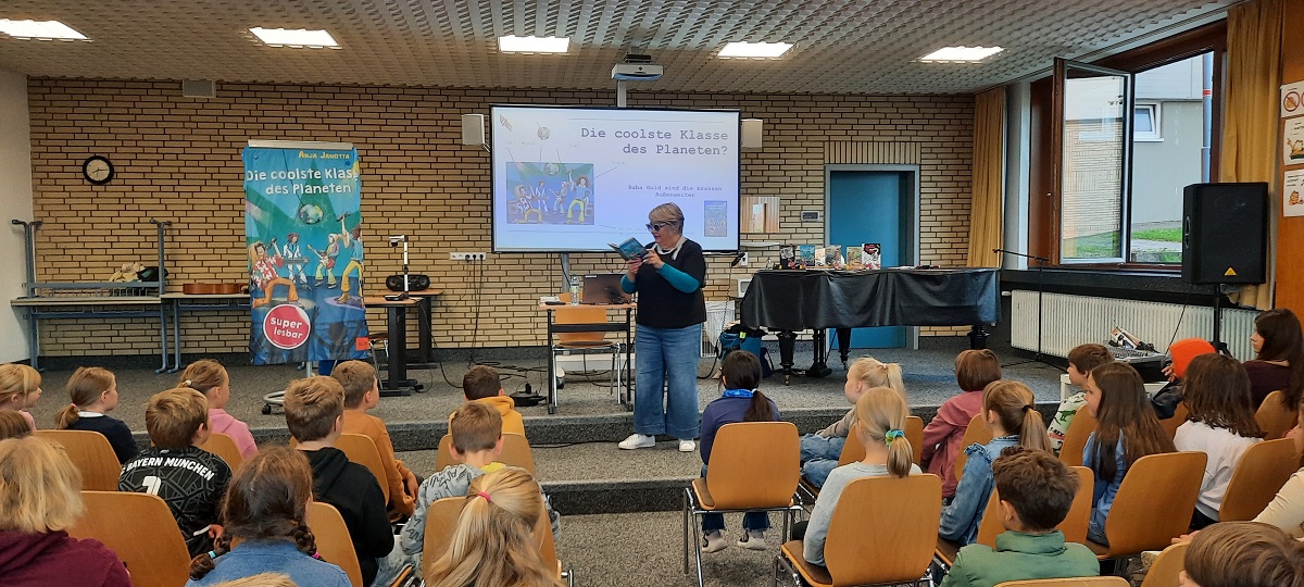 Kinder hören und sehen sich die Präsentation an