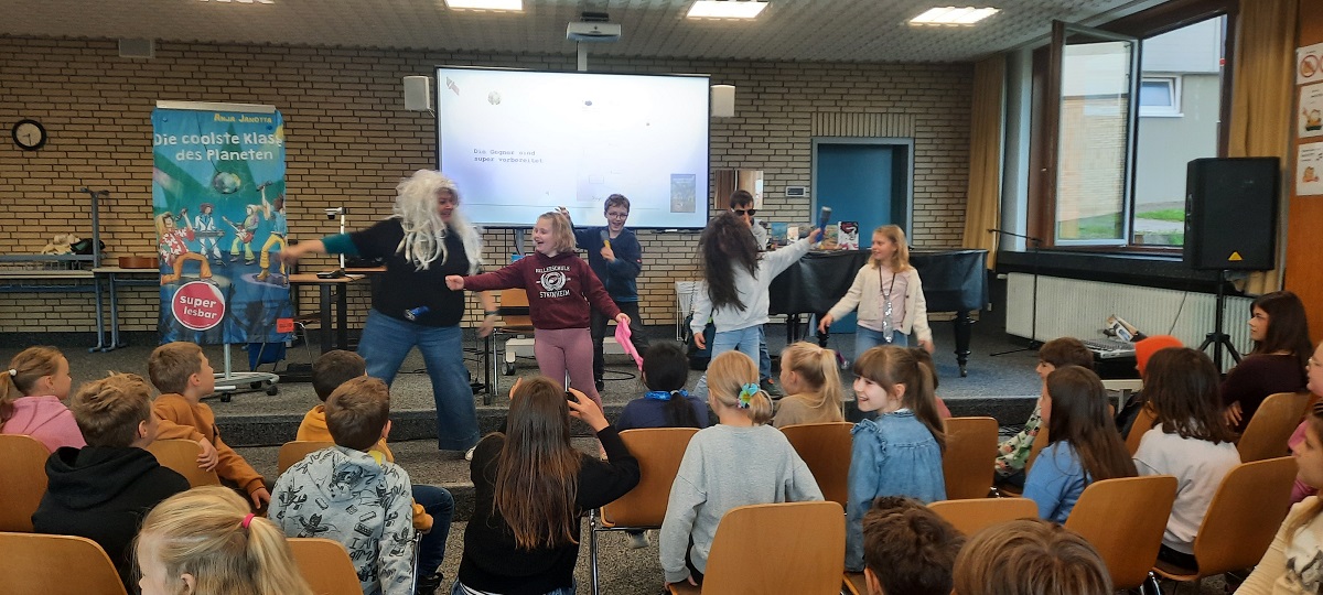 Kinder hören und sehen sich die Präsentation an