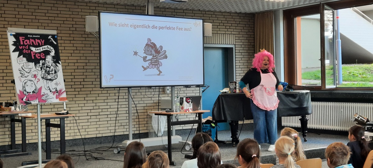 Kinder hören und sehen sich die Präsentation an