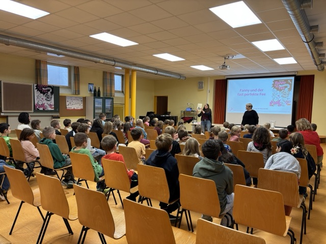 Saal mit sitzenden Kindern