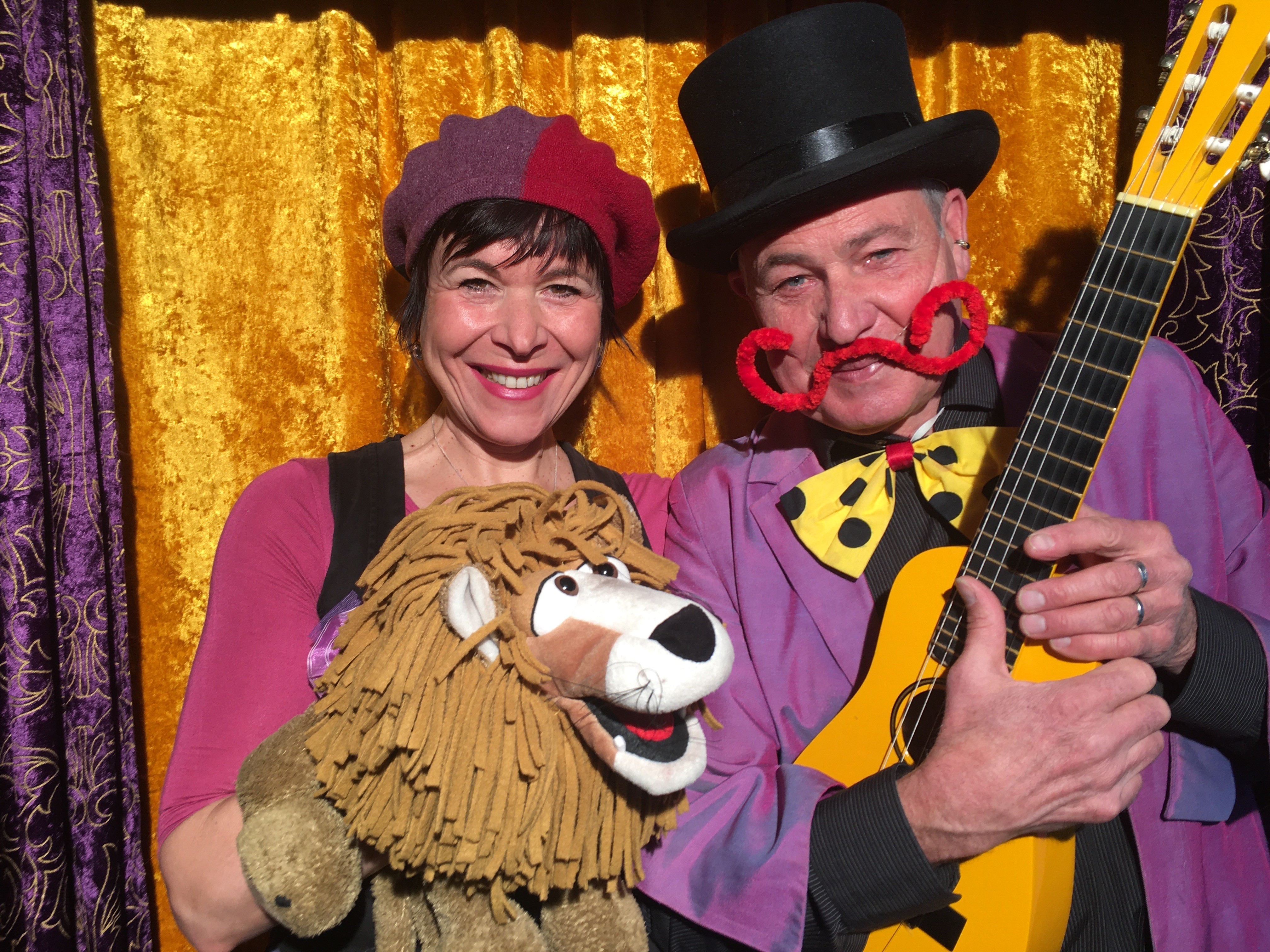 Schauspieler mit Ukulele